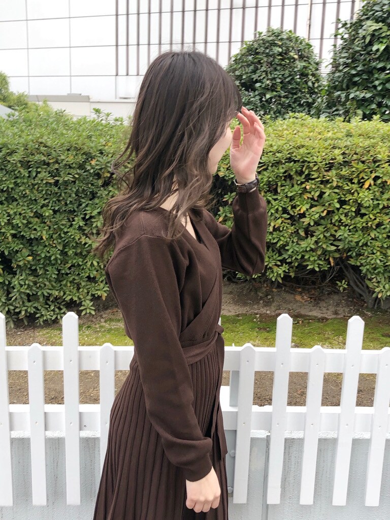 ホワイト系のブーツ、ブラウン系のワンピースを着用したレディースの冬コーディネートの3枚目の写真