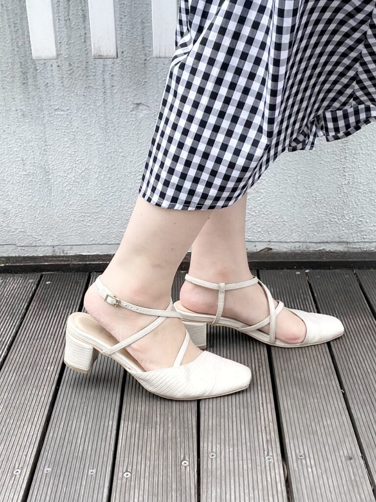 その他のワンピース、ホワイト系のパンプス、ブラック系のハンドバッグを着用したレディースの春コーディネートの8枚目の写真