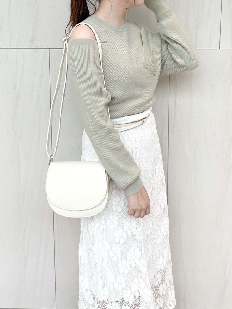 ホワイト系のスカート、グリーン系のニット/セーター、ベージュ系のショルダーバッグを着用したレディースの夏コーディネートの3枚目の写真