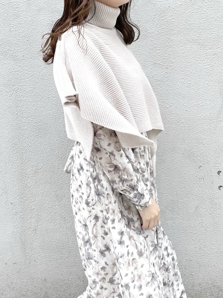 ベージュ系のワンピース、ベージュ系のブーツ、ベージュ系のニット/セーターを着用したレディースの秋コーディネートの3枚目の写真