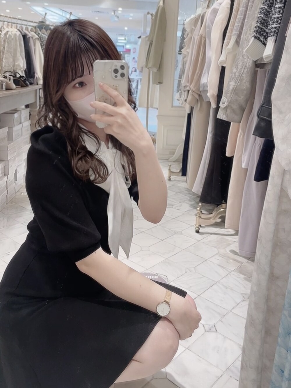 ブラック系のワンピース、ベージュ系のブーツを着用したレディースの冬コーディネートの4枚目の写真