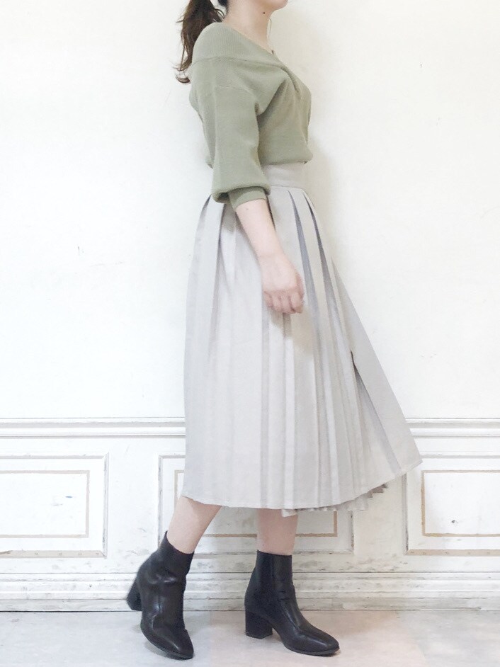 ベージュ系のスカート、ブラウン系のブーツ、グリーン系のニット/セーターを着用したレディースの秋コーディネートの4枚目の写真