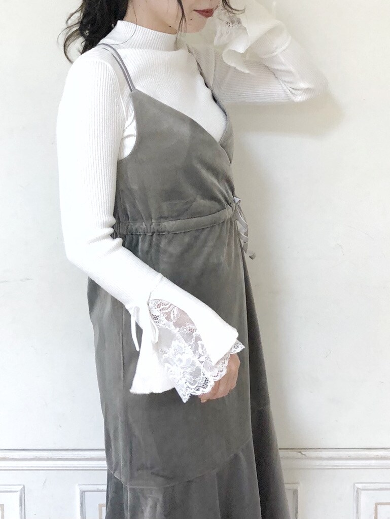 ブラウン系のブーツ、ホワイト系のニット/セーター、ブラウン系のその他アウターを着用したレディースの秋コーディネートの7枚目の写真