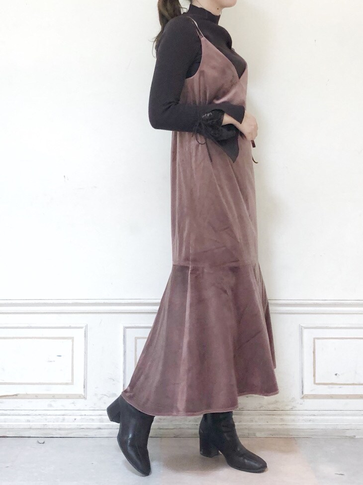 ベージュ系のその他アウター、ブラウン系のブーツ、ピンク系のワンピースを着用したレディースの秋コーディネートの6枚目の写真