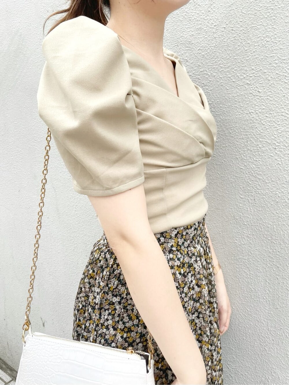 ホワイト系のショルダーバッグ、その他のサンダル、グリーン系のTシャツ/カットソーを着用したレディースの夏コーディネートの5枚目の写真