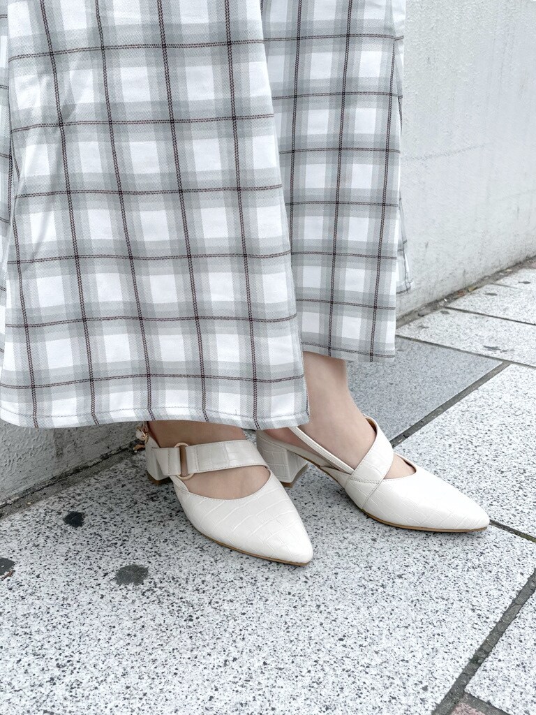 ホワイト系のパンプス、グレー系のTシャツ/カットソー、グレー系のスカートを着用したレディースの春コーディネートの6枚目の写真