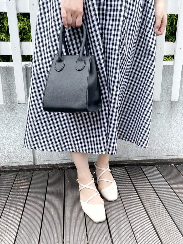 その他のワンピース、ホワイト系のパンプス、ブラック系のハンドバッグを着用したレディースの春コーディネートの7枚目の写真