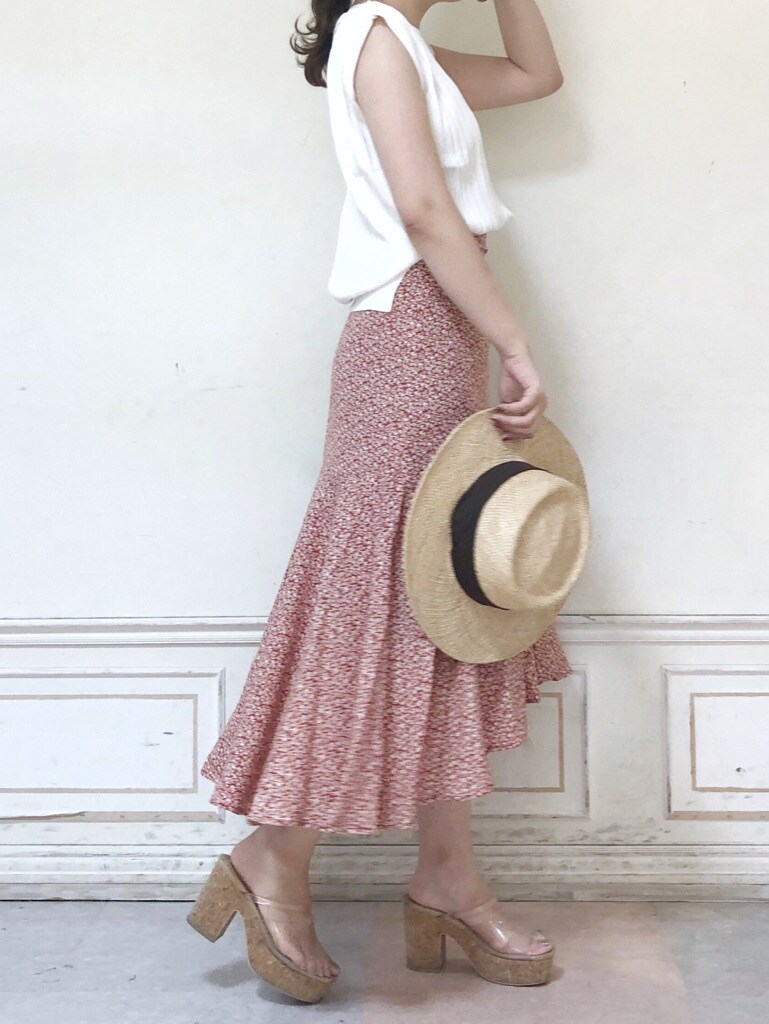 レッド系のスカート、その他のサンダル、ホワイト系のニット/セーターを着用したレディースの夏コーディネートの3枚目の写真