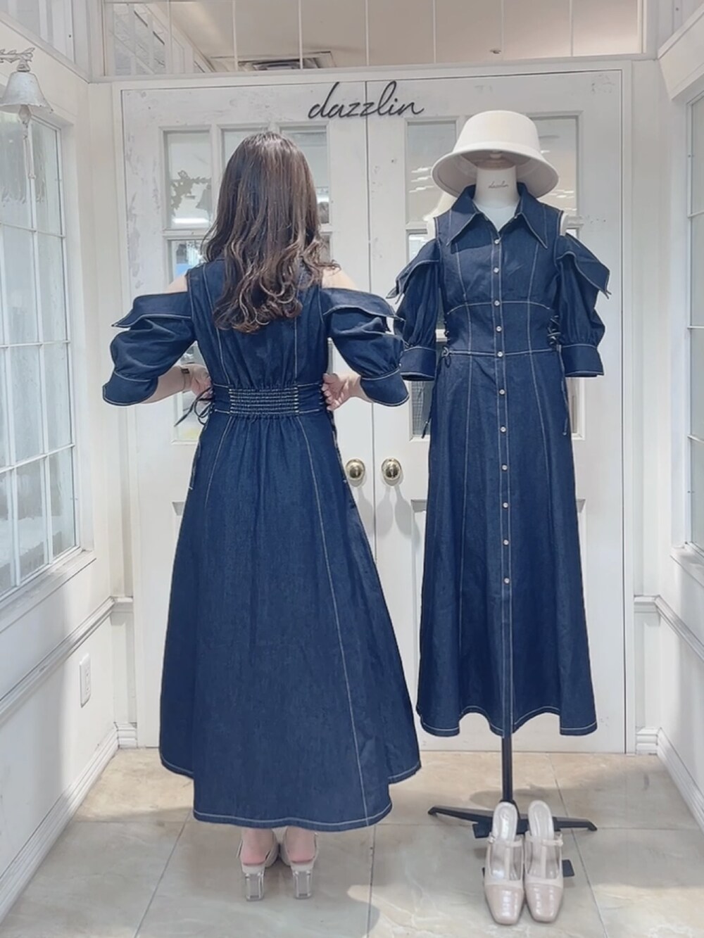 ブルー系のワンピース、ホワイト系のパンプスを着用したレディースの冬コーディネートの2枚目の写真