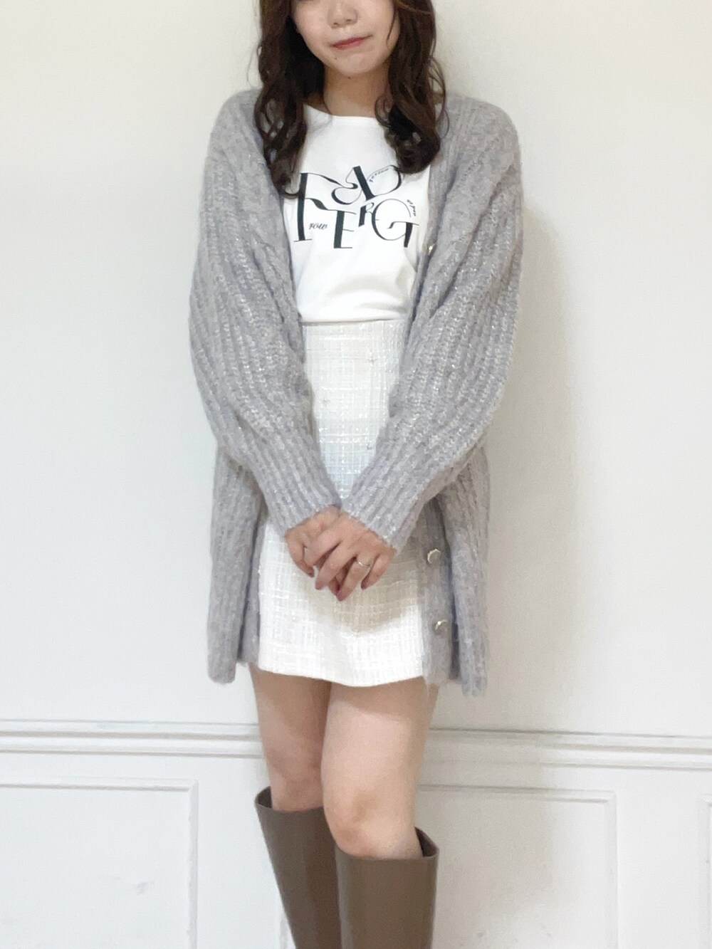 パープル系のカーディガン/ボレロ、ホワイト系のTシャツ/カットソー、ホワイト系のスカートを着用したレディースの秋コーディネートの2枚目の写真