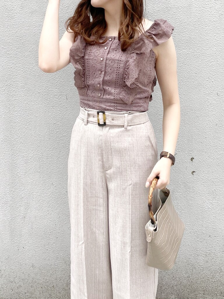 ベージュ系のシャツ/ブラウス、ブラウン系のその他パンツ、その他のサンダルを着用したレディースの春コーディネートの4枚目の写真