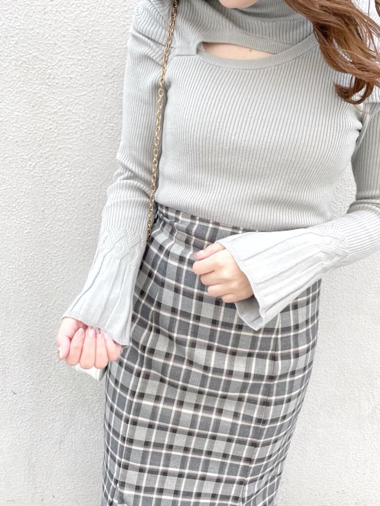 ベージュ系のトレンチコート、ブラック系のスカート、グリーン系のニット/セーターを着用したレディースの冬コーディネートの7枚目の写真