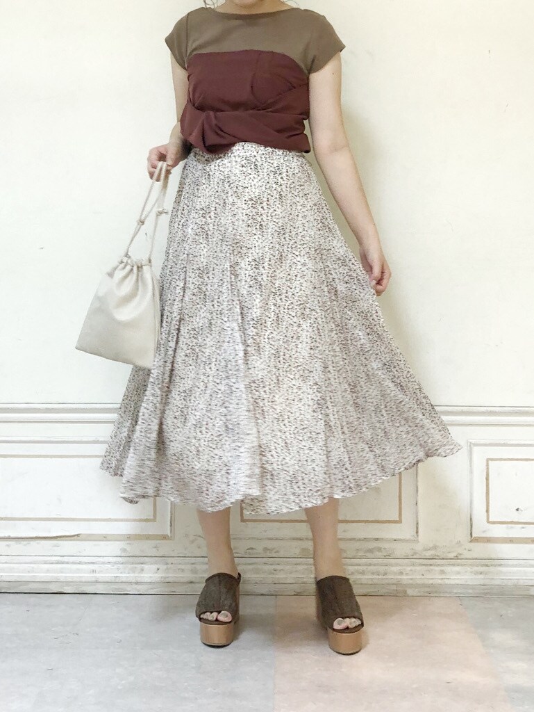 ベージュ系のTシャツ/カットソー、ホワイト系のスカート、ブラウン系のサンダルを着用したレディースの夏コーディネートの3枚目の写真