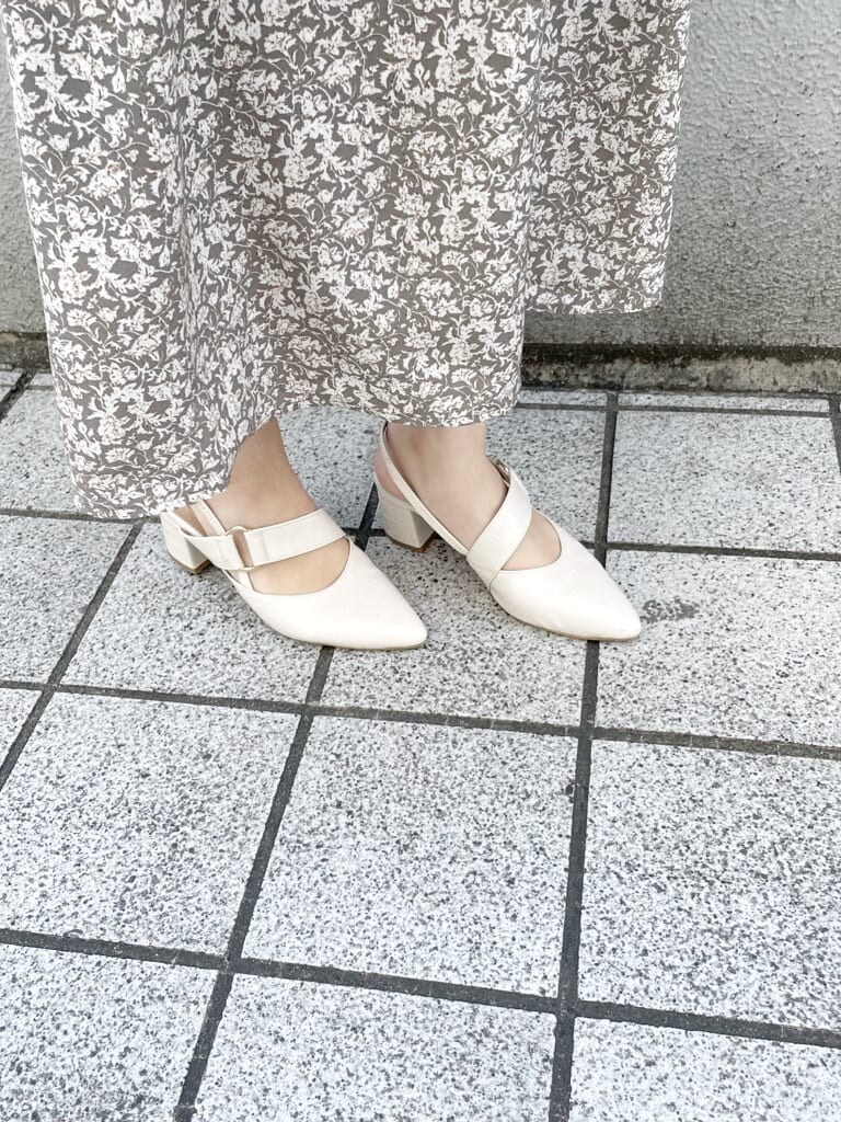 ホワイト系のワンピース、ホワイト系のライダースジャケット、ホワイト系のパンプスを着用したレディースの冬コーディネートの9枚目の写真