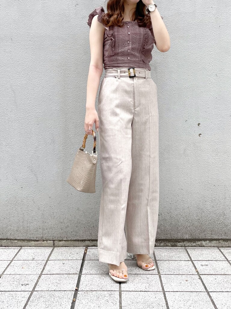ベージュ系のシャツ/ブラウス、ブラウン系のその他パンツ、その他のサンダルを着用したレディースの春コーディネートの3枚目の写真