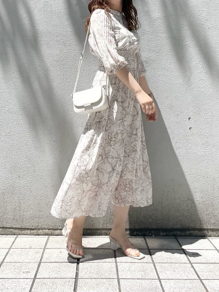 パープル系のサンダル、ホワイト系のショルダーバッグ、ホワイト系のワンピースを着用したレディースの春コーディネートの3枚目の写真