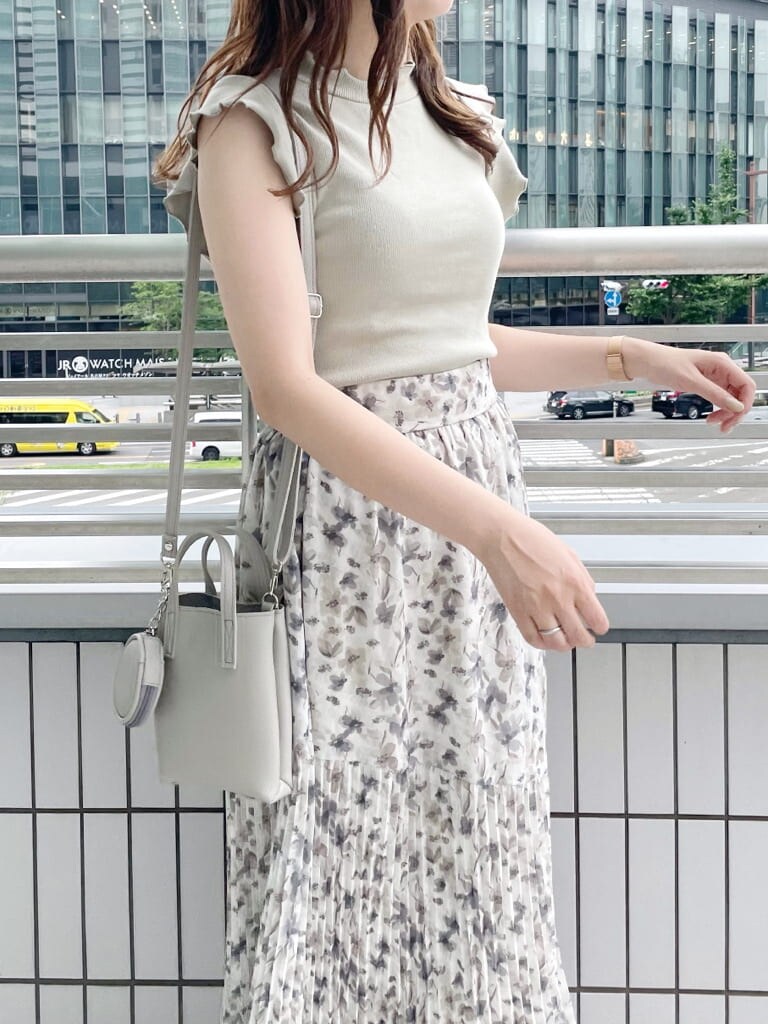 グレー系のハンドバッグ、その他のサンダル、グリーン系のTシャツ/カットソーを着用したレディースの夏コーディネートの4枚目の写真