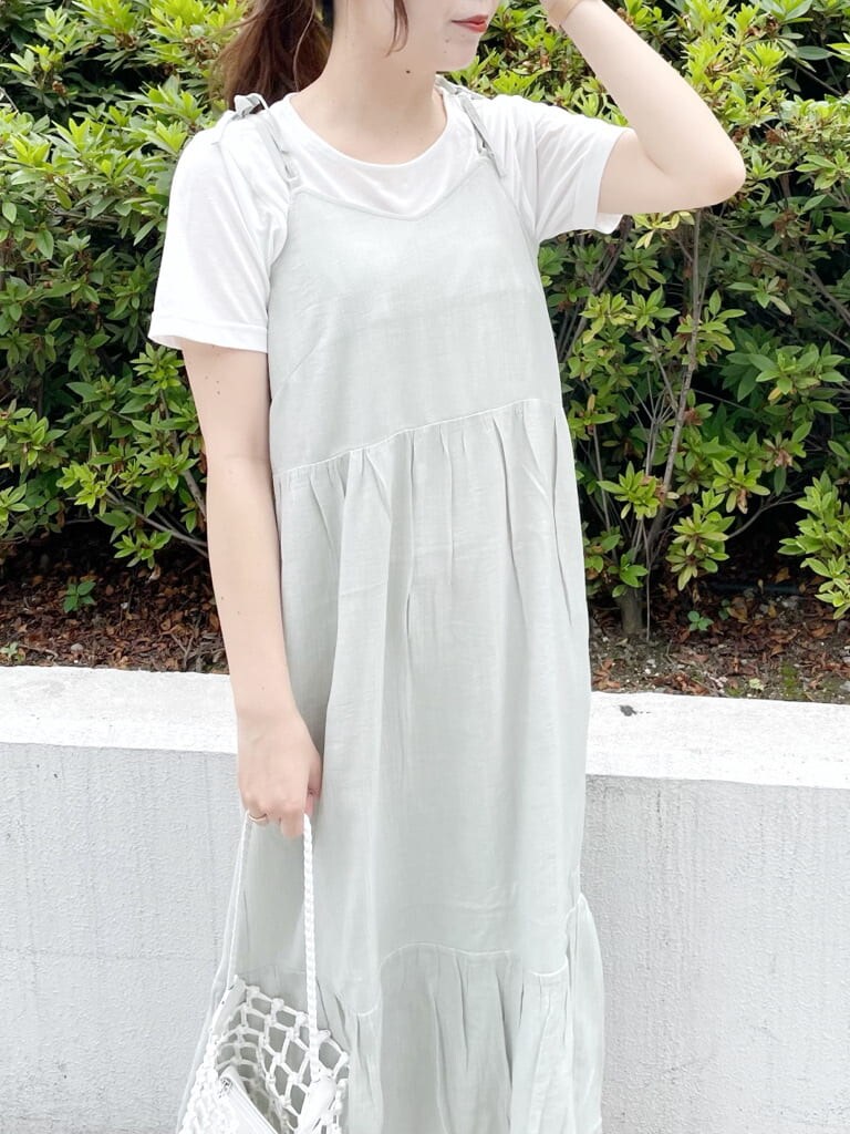 グリーン系のワンピース、ホワイト系のTシャツ/カットソー、ホワイト系のショルダーバッグを着用したレディースの夏コーディネートの4枚目の写真