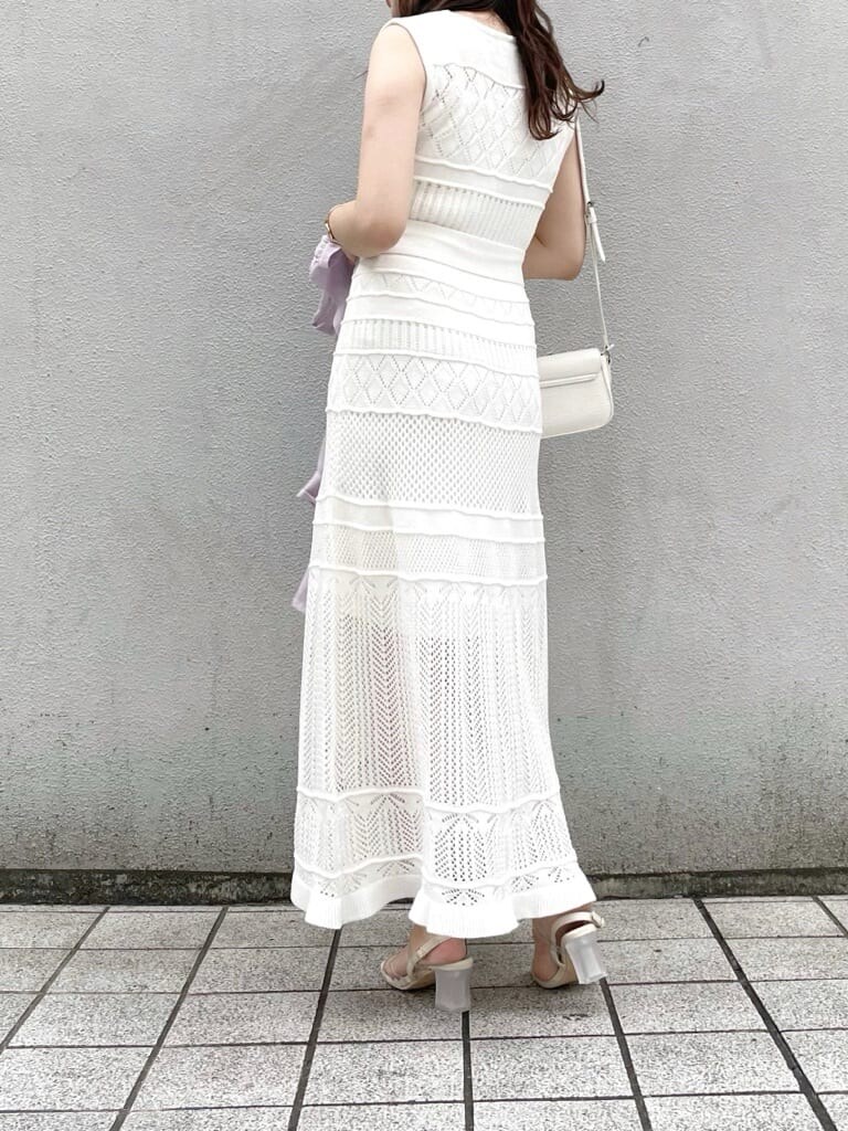 ホワイト系のワンピース、パープル系のサンダル、パープル系のシャツ/ブラウスを着用したレディースの春コーディネートの7枚目の写真