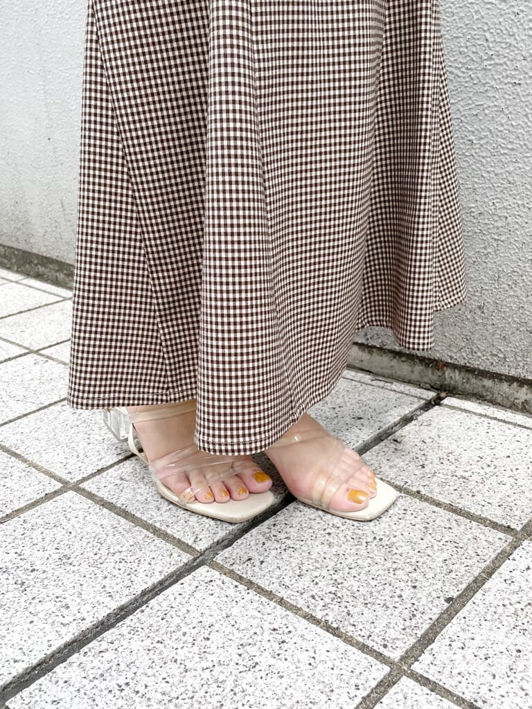 ホワイト系のショルダーバッグ、ブラウン系のスカート、その他のサンダルを着用したレディースの夏コーディネートの7枚目の写真