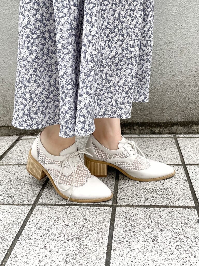 ブルー系のワンピース、ホワイト系のローファー、ホワイト系のショルダーバッグを着用したレディースの冬コーディネートの8枚目の写真