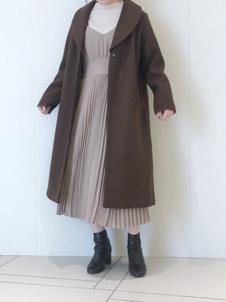 ベージュ系のワンピース、ホワイト系のブーツ、ブラウン系のその他アウターを着用したレディースの冬コーディネートの4枚目の写真