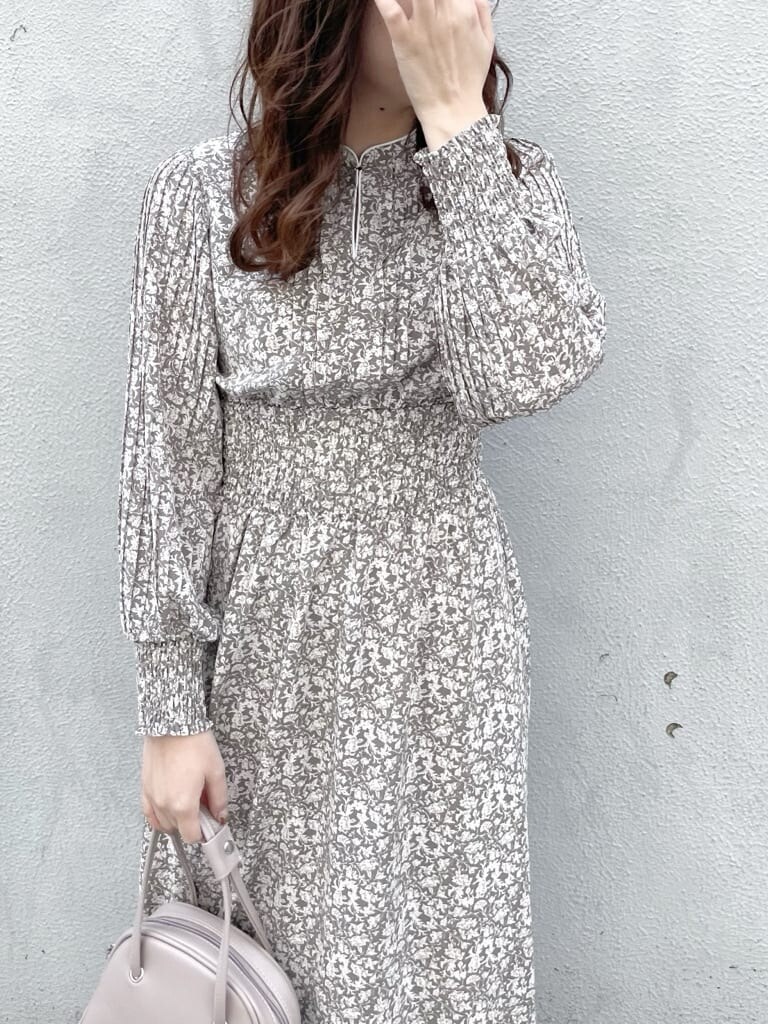 ホワイト系のワンピース、ホワイト系のライダースジャケット、ホワイト系のパンプスを着用したレディースの冬コーディネートの7枚目の写真