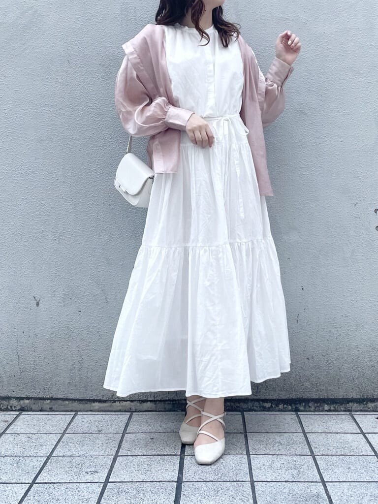ホワイト系のワンピース、ピンク系のシャツ/ブラウス、ホワイト系のパンプスを着用したレディースの春コーディネートの4枚目の写真