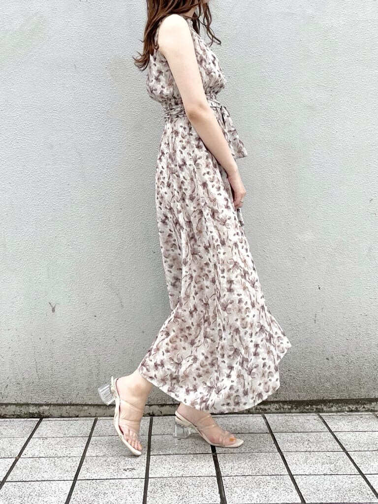 その他のサンダル、ベージュ系のワンピースを着用したレディースの夏コーディネートの3枚目の写真