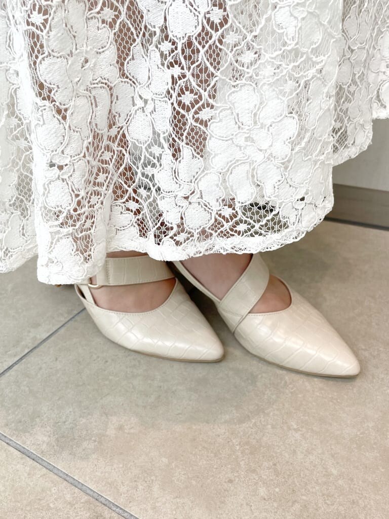 ホワイト系のスカート、グリーン系のニット/セーター、ベージュ系のショルダーバッグを着用したレディースの夏コーディネートの6枚目の写真