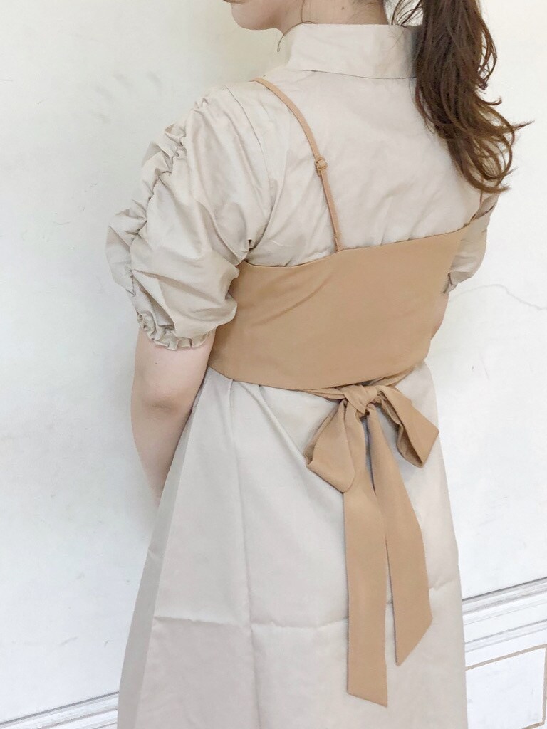 ベージュ系のワンピース、その他のサンダル、ホワイト系のハンドバッグを着用したレディースの夏コーディネートの2枚目の写真