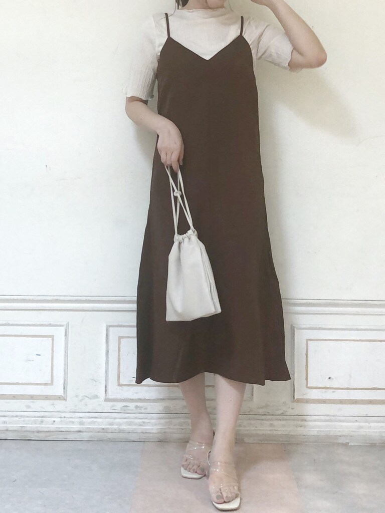 ホワイト系のハンドバッグ、その他のサンダル、ホワイト系のTシャツ/カットソーを着用したレディースの夏コーディネートの3枚目の写真