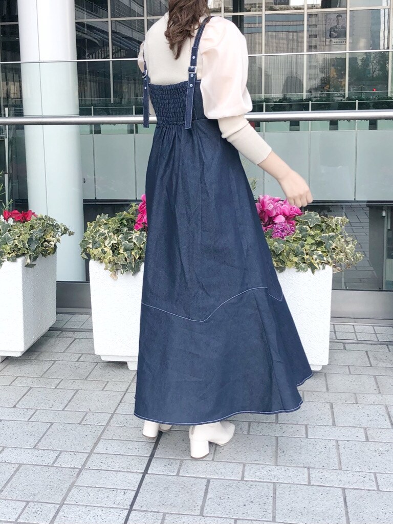 ホワイト系のブーツ、ホワイト系のニット/セーター、ブルー系のワンピースを着用したレディースの冬コーディネートの4枚目の写真