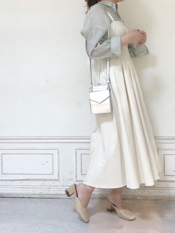 ホワイト系のワンピース、ホワイト系のパンプス、シルバー系のショルダーバッグを着用したレディースの春コーディネートの4枚目の写真