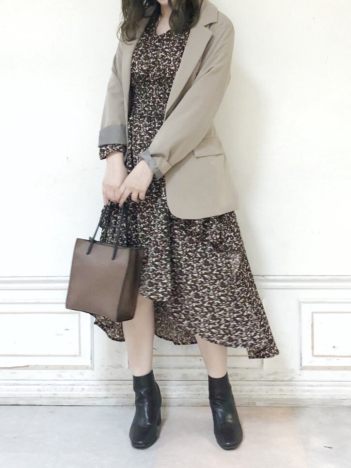 ブラウン系のブーツ、ブラウン系のワンピース、ブラウン系のハンドバッグを着用したレディースの秋コーディネートの4枚目の写真