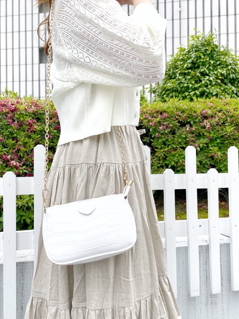 ベージュ系のワンピース、ホワイト系のショルダーバッグ、その他のサンダルを着用したレディースの夏コーディネートの4枚目の写真