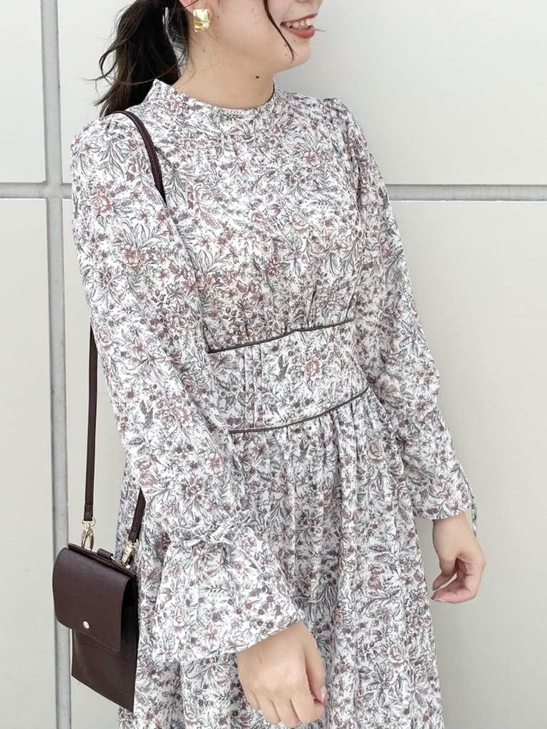 ブラウン系のワンピース、グレー系のトレンチコート、ベージュ系のブーツを着用したレディースの秋コーディネートの7枚目の写真