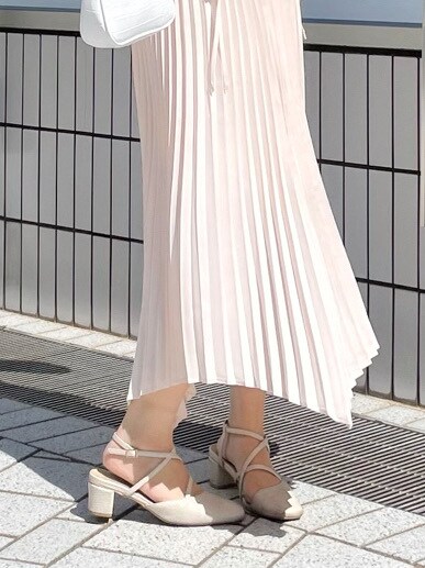 ピンク系のニット/セーター、ホワイト系のショルダーバッグ、ホワイト系のパンプスを着用したレディースの春コーディネートの4枚目の写真