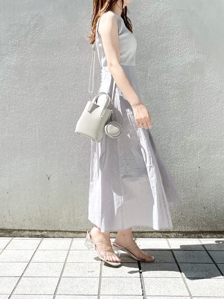 グレー系のハンドバッグ、ホワイト系のシャツ/ブラウス、グレー系のワンピースを着用したレディースの夏コーディネートの5枚目の写真