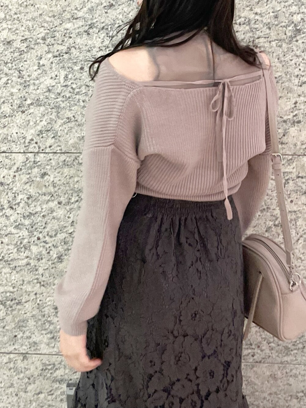 ベージュ系のブーツ、ブラウン系のニット/セーター、グレー系のスカートを着用したレディースの冬コーディネートの4枚目の写真