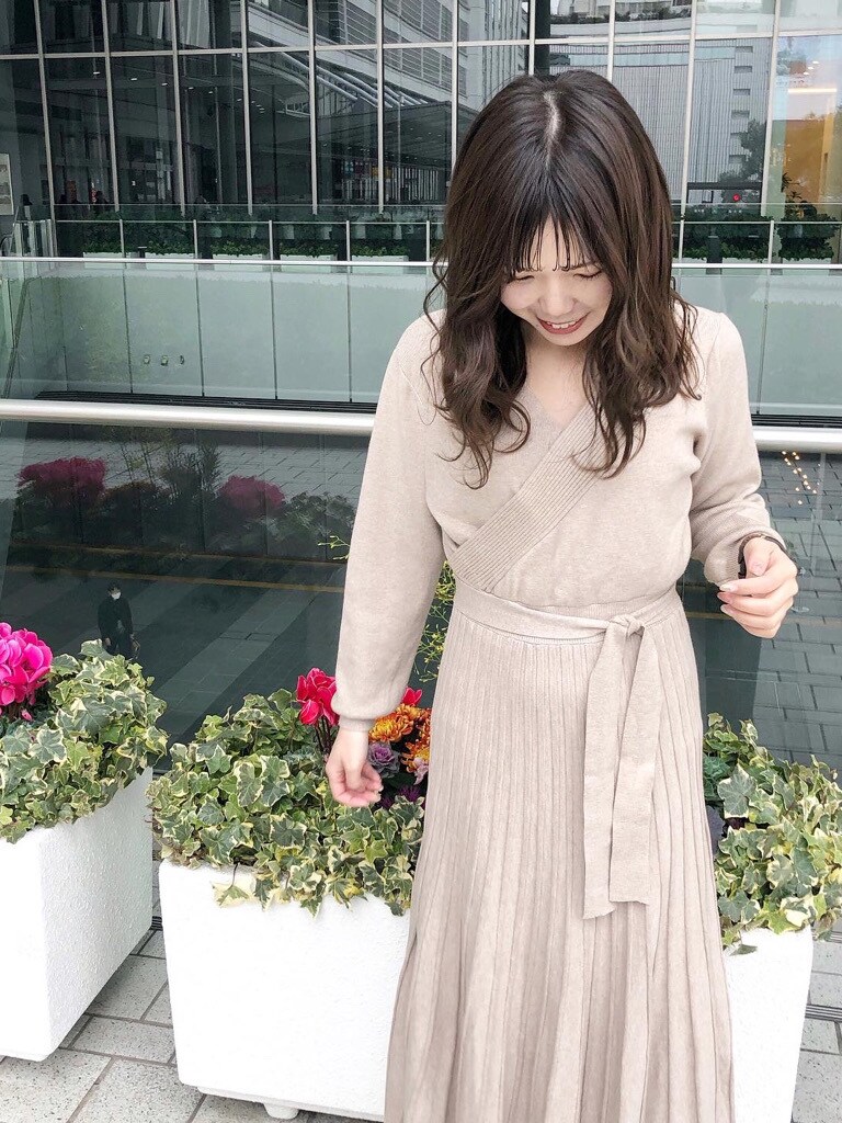 ホワイト系のブーツ、ベージュ系のワンピースを着用したレディースの冬コーディネートの2枚目の写真