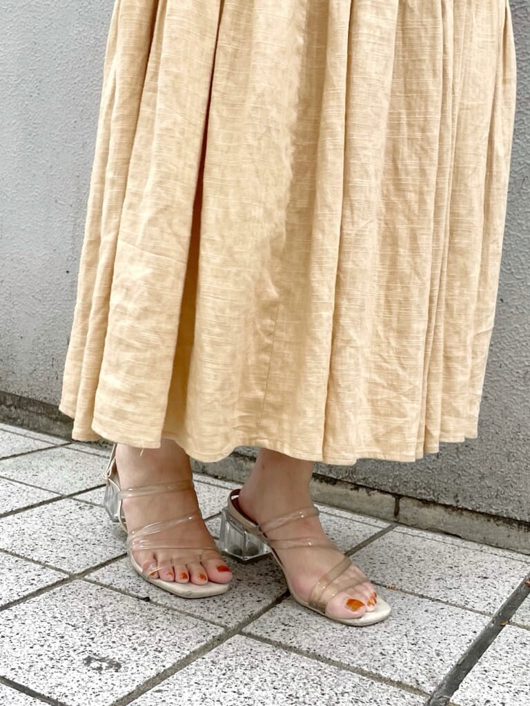 イエロー系のワンピース、ホワイト系のシャツ/ブラウス、その他のサンダルを着用したレディースの夏コーディネートの10枚目の写真