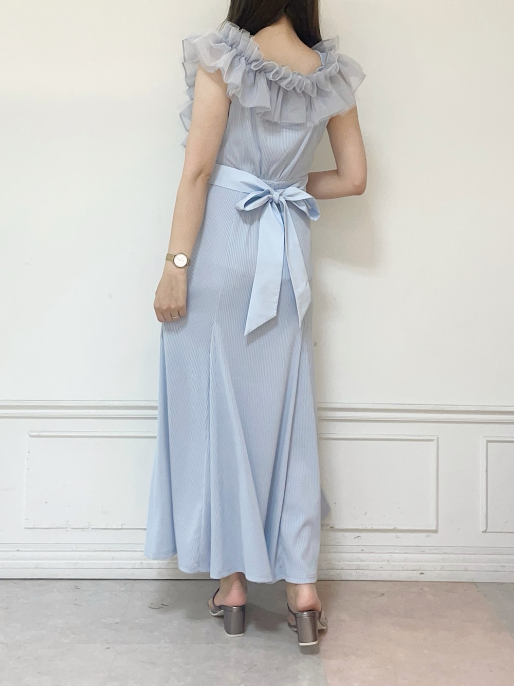 ブルー系のワンピース、シルバー系のパンプスを着用したレディースの夏コーディネートの3枚目の写真