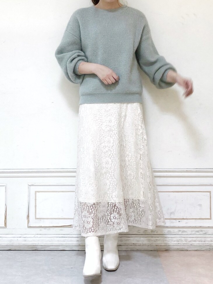 ホワイト系のブーツ、グレー系のニット/セーター、ホワイト系のスカートを着用したレディースの秋コーディネートの4枚目の写真
