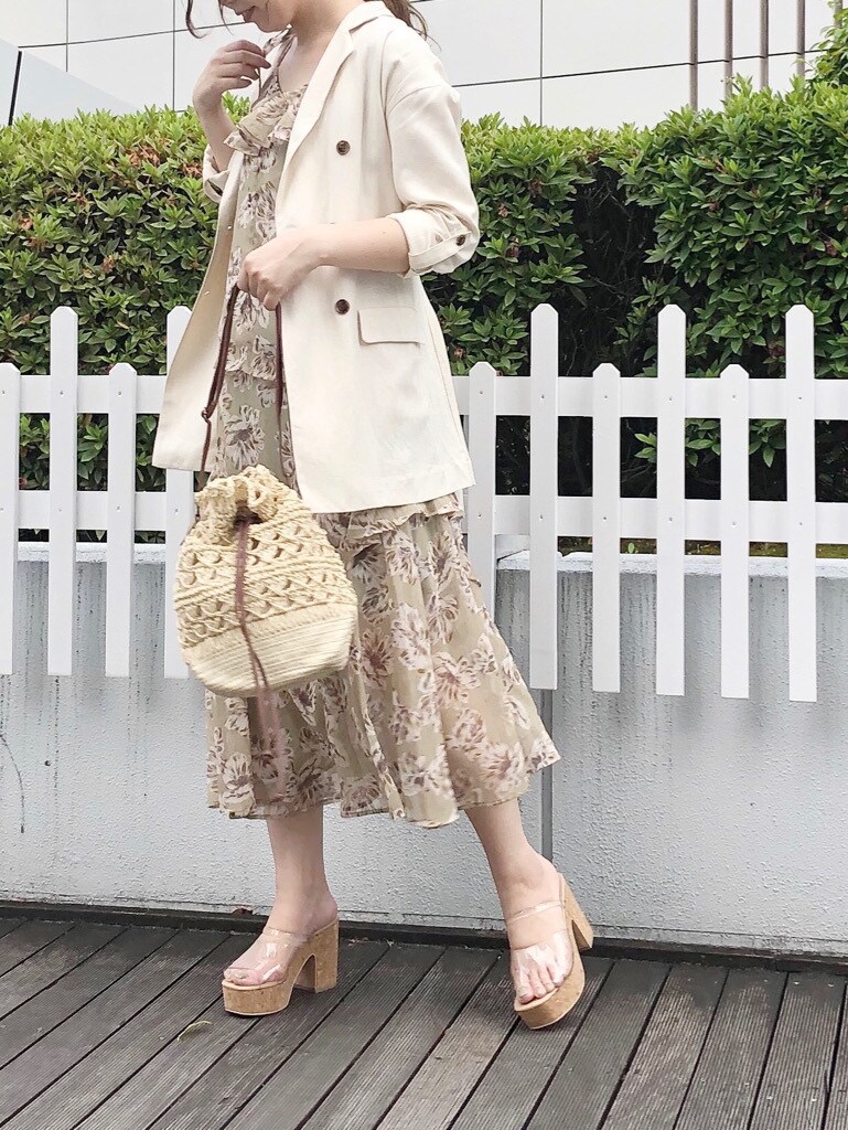 ホワイト系のテーラードジャケット、その他のサンダル、グリーン系のワンピースを着用したレディースの夏コーディネートの3枚目の写真