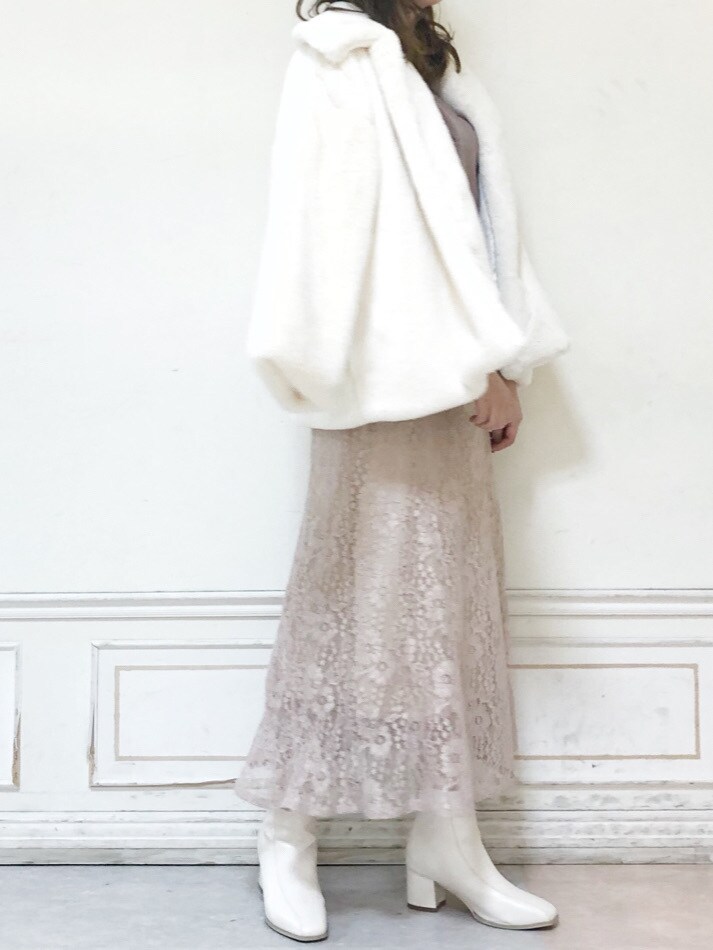 ピンク系のスカート、ホワイト系のその他アウター、ホワイト系のブーツを着用したレディースの秋コーディネートの3枚目の写真