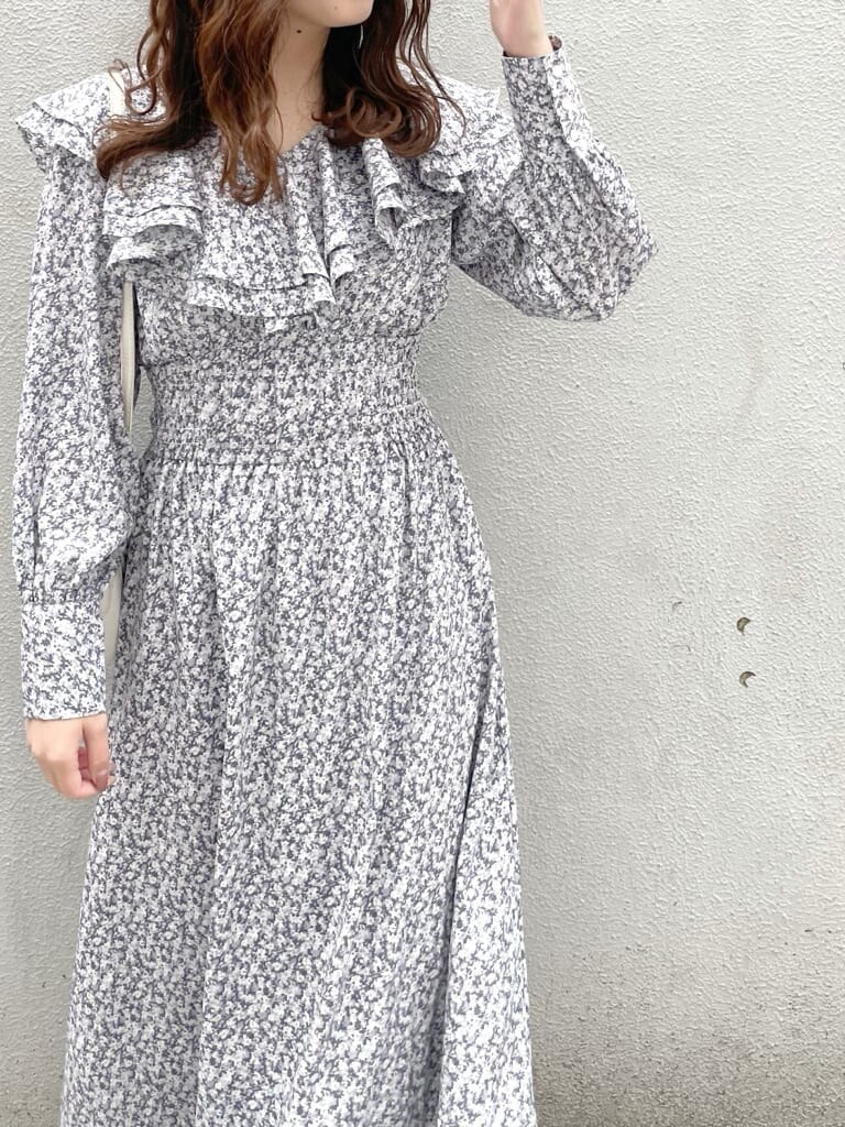 ブルー系のワンピース、ホワイト系のローファー、ホワイト系のショルダーバッグを着用したレディースの冬コーディネートの6枚目の写真