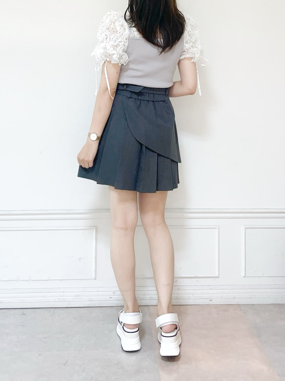 グレー系のTシャツ/カットソー、グレー系のスカート、ホワイト系のサンダルを着用したレディースの夏コーディネートの2枚目の写真