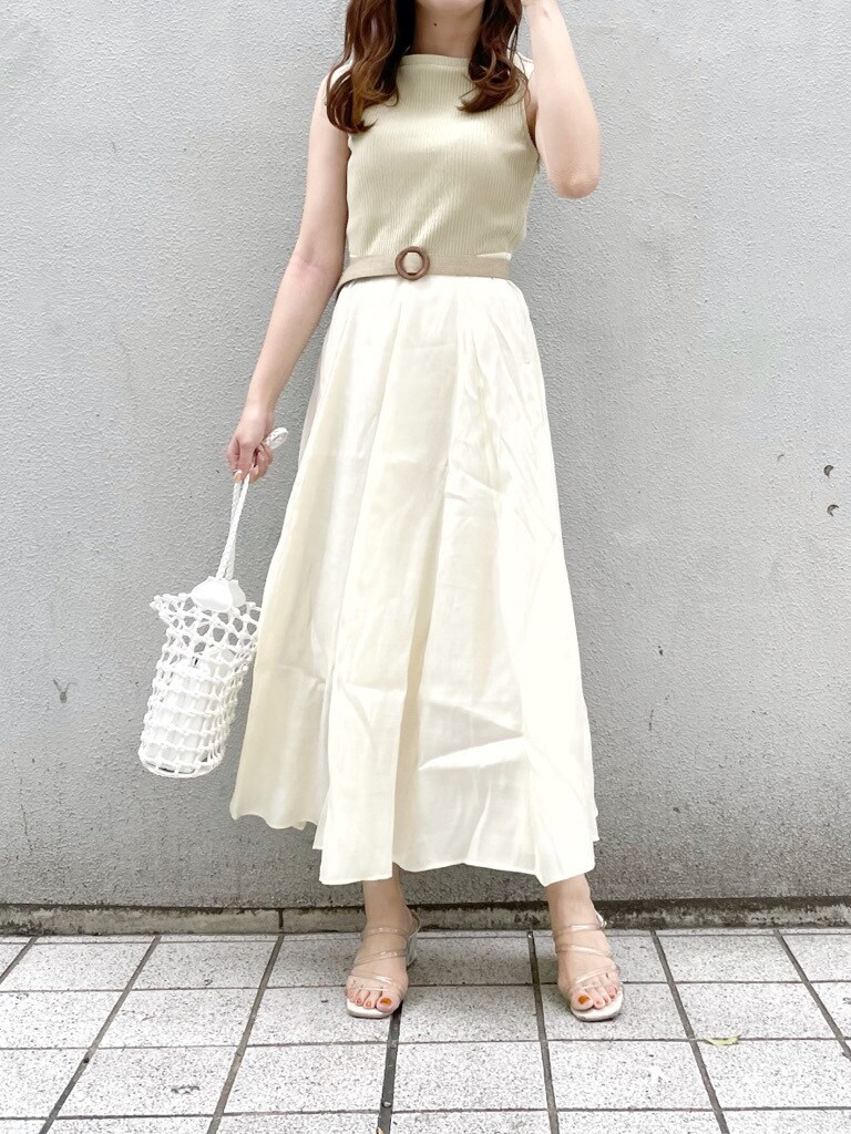 グリーン系のワンピース、ホワイト系のシャツ/ブラウス、ホワイト系のショルダーバッグを着用したレディースの夏コーディネートの4枚目の写真