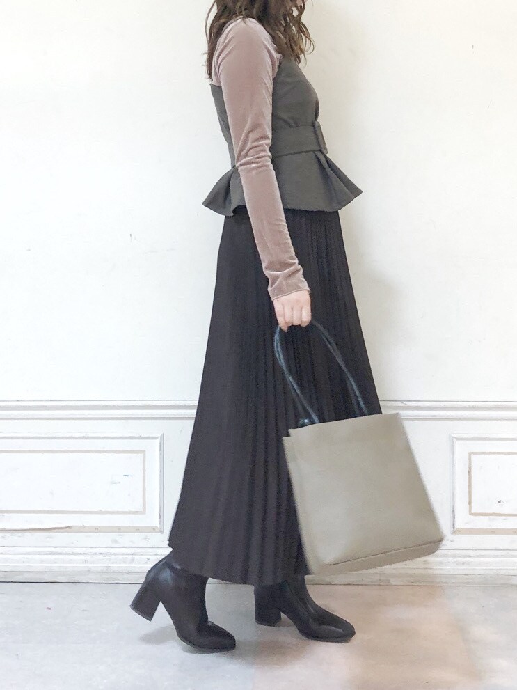 ブラウン系のワンピース、ブラウン系のブーツ、ベージュ系のTシャツ/カットソーを着用したレディースの秋コーディネートの2枚目の写真